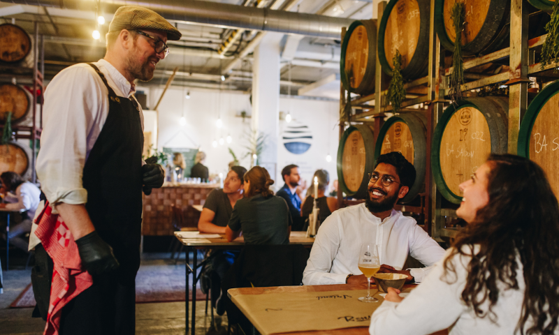 Bediening aan tafel in het Nevel Proeflokaal in het Honigcomplex
